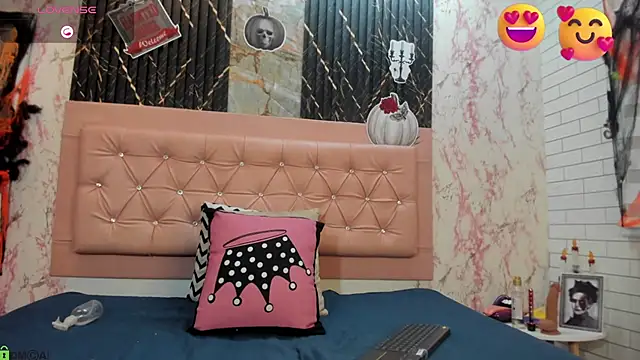 Snapshot of Caroline_daring chatting on October 31, 4:22 pm Caroline daring online show from October 31, 4:22 pm