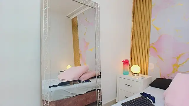 Snapshot of AlishaDixon chatting on October 6, 1:39 pm AlishaDixon online show from October 6, 1:39 pm