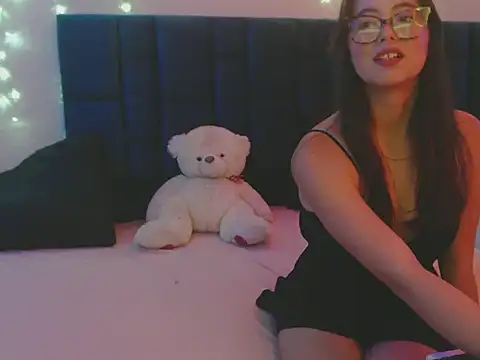 nikolle huyt online show from September 11, 9:04 pm