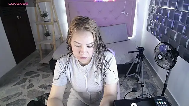 Dulce  Lovee online show from December 22, 7:39 pm