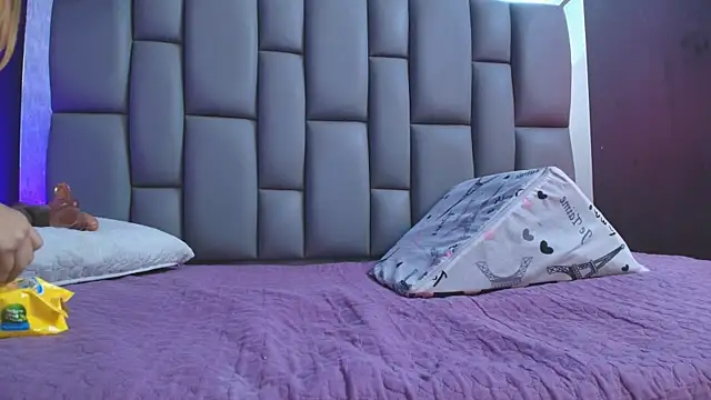 Snapshot of kissme_luna chatting on September 17, 7:12 pm kissme luna online show from September 17, 7:12 pm