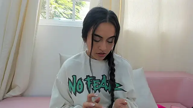 Leslie Bussh  online show from November 7, 3:28 pm