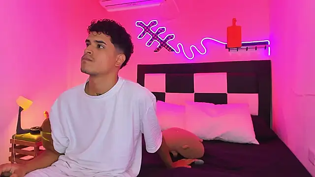 Snapshot of Lucky_boys__X chatting on October 23, 12:22 pm Lucky boys  X online show from October 23, 12:22 pm