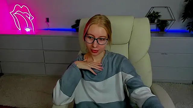 Snapshot of Alina_Blonde chatting on September 26, 6:00 am Alina Blonde online show from September 26, 6:00 am