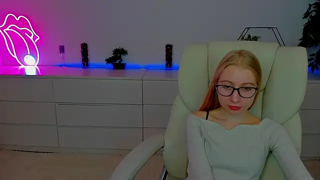 Snapshot of Alina_Blonde chatting on October 8, 5:45 am Alina Blonde online show from October 8, 5:45 am