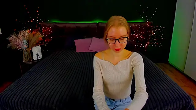 Snapshot of Alina_Blonde chatting on October 19, 6:04 am Alina Blonde online show from October 19, 6:04 am