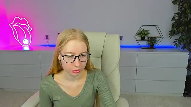 Snapshot of Alina_Blonde chatting on September 13, 9:50 am Alina Blonde online show from September 13, 9:50 am