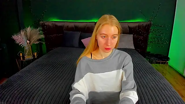 Snapshot of Alina_Blonde chatting on October 9, 5:55 am Alina Blonde online show from October 9, 5:55 am