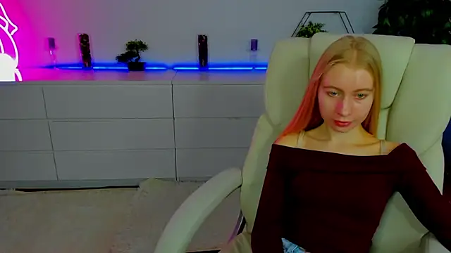 Snapshot of Alina_Blonde chatting on October 23, 5:46 am Alina Blonde online show from October 23, 5:46 am