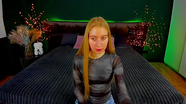 Snapshot of Alina_Blonde chatting on October 11, 5:45 am Alina Blonde online show from October 11, 5:45 am