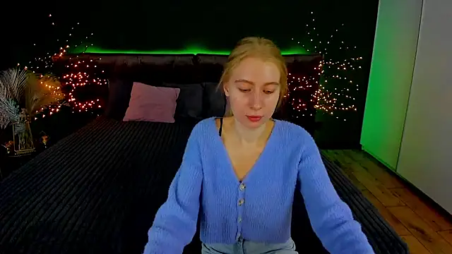 Snapshot of Alina_Blonde chatting on September 20, 5:39 am Alina Blonde online show from September 20, 5:39 am