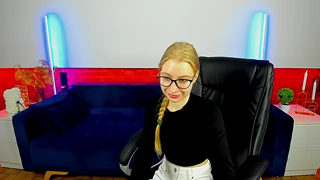 Snapshot of Alina_Blonde chatting on September 30, 5:35 am Alina Blonde online show from September 30, 5:35 am