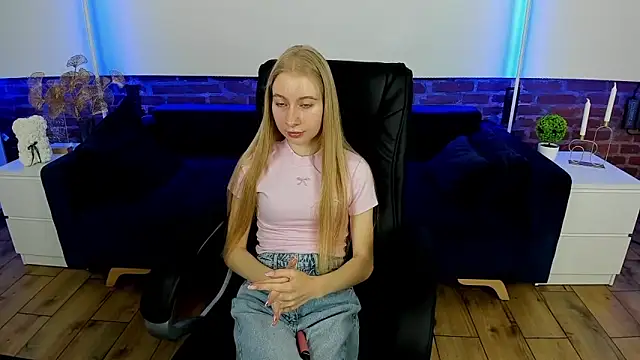 Snapshot of Alina_Blonde chatting on September 11, 8:47 am Alina Blonde online show from September 11, 8:47 am