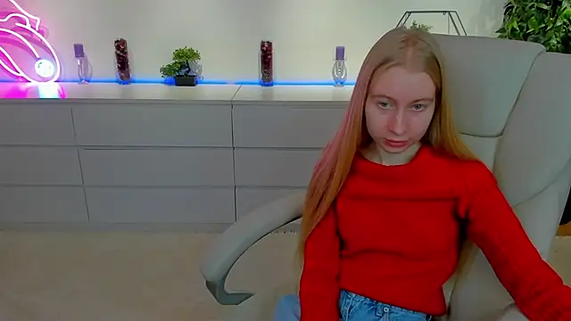 Snapshot of Alina_Blonde chatting on November 1, 6:39 am Alina Blonde online show from November 1, 6:39 am