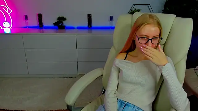 Snapshot of Alina_Blonde chatting on October 20, 6:05 am Alina Blonde online show from October 20, 6:05 am