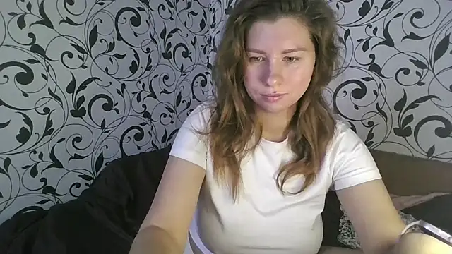 Snapshot of YourEmilie chatting on October 28, 9:48 am YourEmilie online show from October 28, 9:48 am