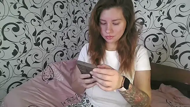 Snapshot of YourEmilie chatting on October 29, 9:57 am YourEmilie online show from October 29, 9:57 am