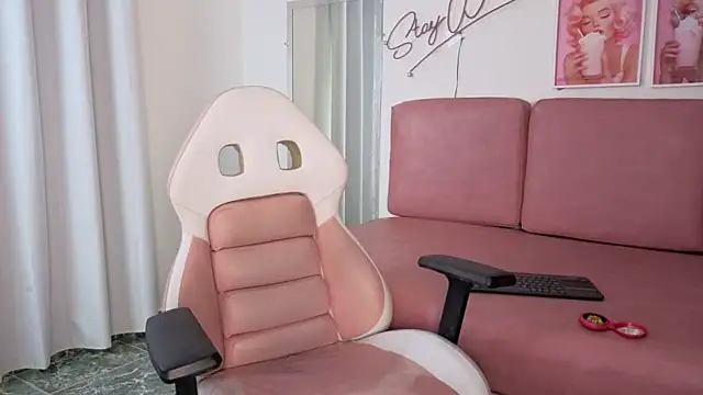 Snapshot of Emmy_sexygirl chatting on October 14, 12:52 pm Emmy sexygirl online show from October 14, 12:52 pm