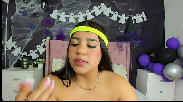 Snapshot of SienaWild chatting on November 2, 6:28 am SienaWild online show from November 2, 6:28 am