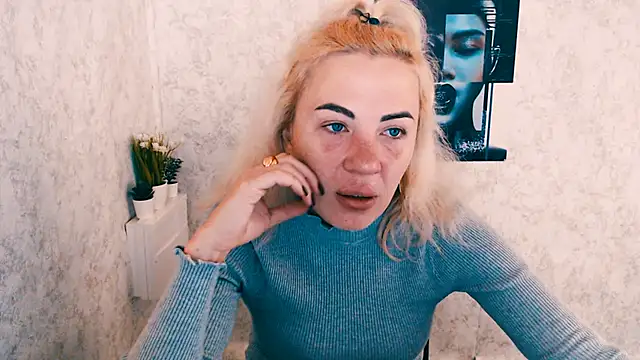 Snapshot of EmmaCat_ chatting on October 14, 5:21 am EmmaCat online show from October 14, 5:21 am