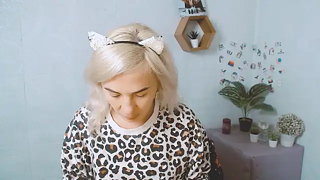 Snapshot of EmmaCat_ chatting on October 8, 5:23 am EmmaCat online show from October 8, 5:23 am