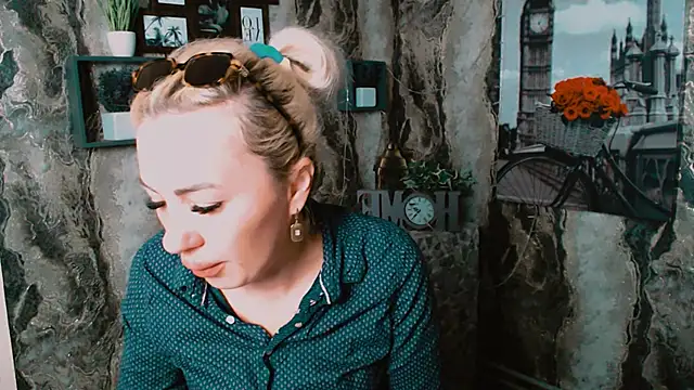 Snapshot of EmmaCat_ chatting on September 24, 4:22 am EmmaCat online show from September 24, 4:22 am