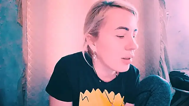 Snapshot of EmmaCat_ chatting on October 31, 9:35 am EmmaCat online show from October 31, 9:35 am