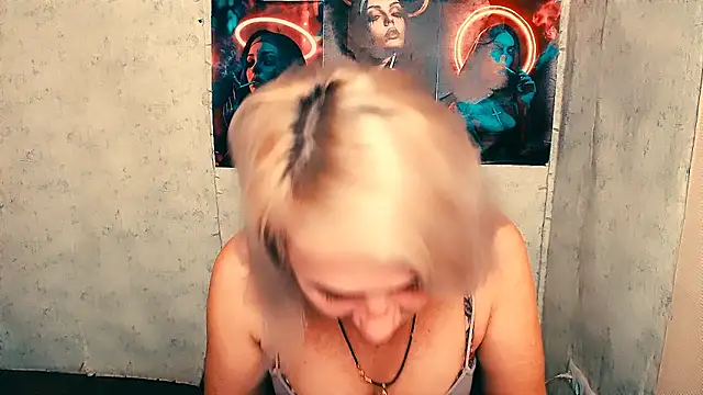 Snapshot of EmmaCat_ chatting on October 22, 5:23 am EmmaCat online show from October 22, 5:23 am