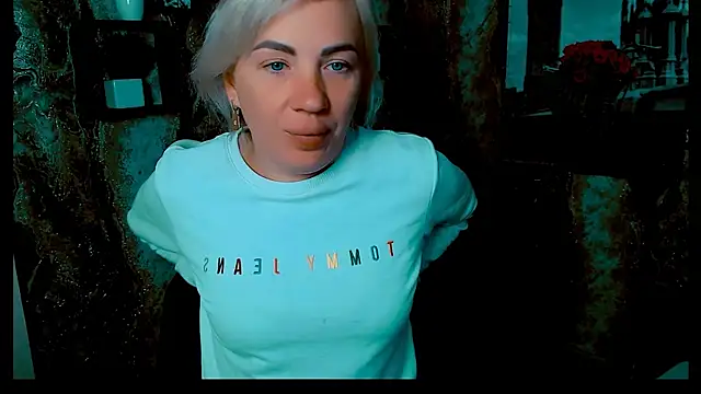 Snapshot of EmmaCat_ chatting on October 2, 7:46 am EmmaCat online show from October 2, 7:46 am