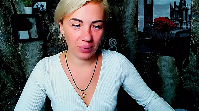 Snapshot of EmmaCat_ chatting on October 12, 5:10 am EmmaCat online show from October 12, 5:10 am