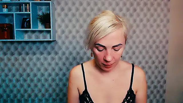 Snapshot of EmmaCat_ chatting on October 4, 8:42 am EmmaCat online show from October 4, 8:42 am