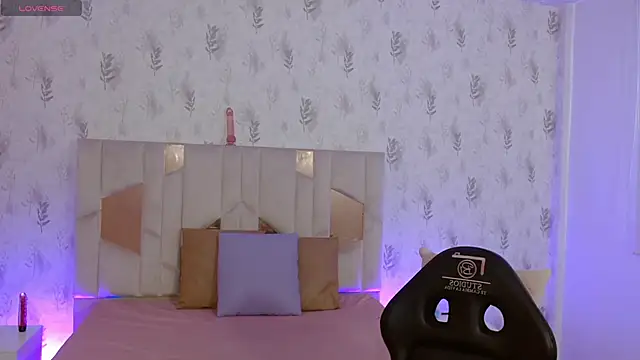 DAKOTA TAY1 online show from October 10, 11:37 am