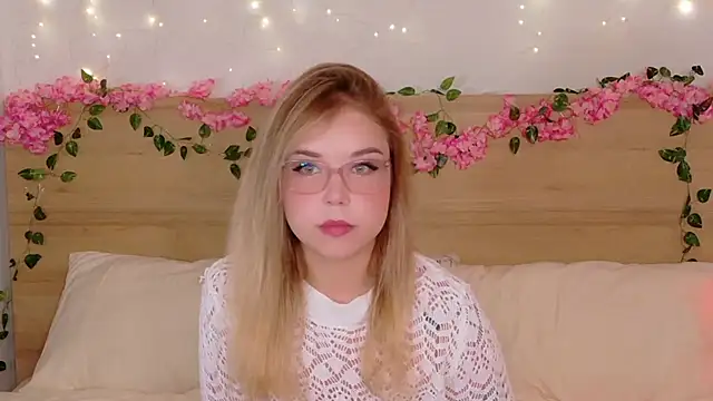 Lilith Bonheur online show from October 11, 8:11 pm