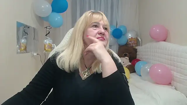 Snapshot of EmmaEllison chatting on October 3, 11:59 am EmmaEllison online show from October 3, 11:59 am