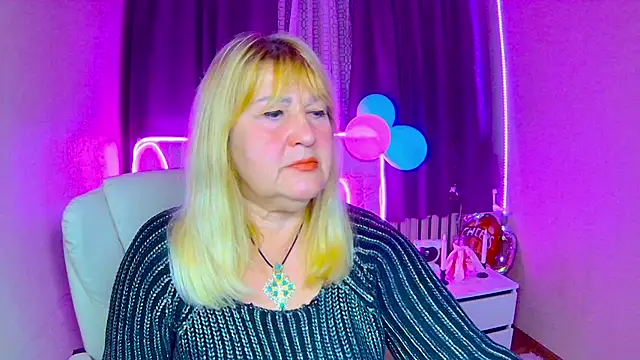 Snapshot of EmmaEllison chatting on October 7, 11:47 am EmmaEllison online show from October 7, 11:47 am