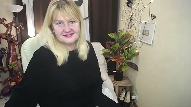 Snapshot of EmmaEllison chatting on October 13, 6:38 am EmmaEllison online show from October 13, 6:38 am