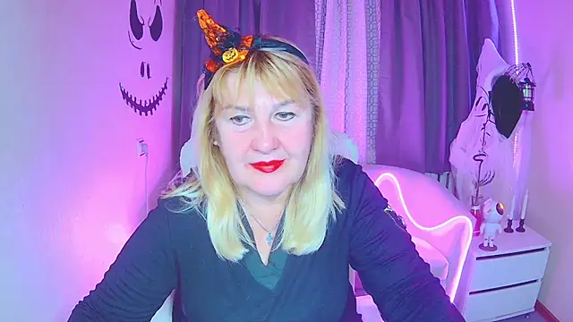 Snapshot of EmmaEllison chatting on October 31, 7:01 am EmmaEllison online show from October 31, 7:01 am