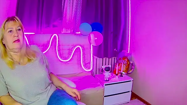 Snapshot of EmmaEllison chatting on September 25, 11:53 am EmmaEllison online show from September 25, 11:53 am