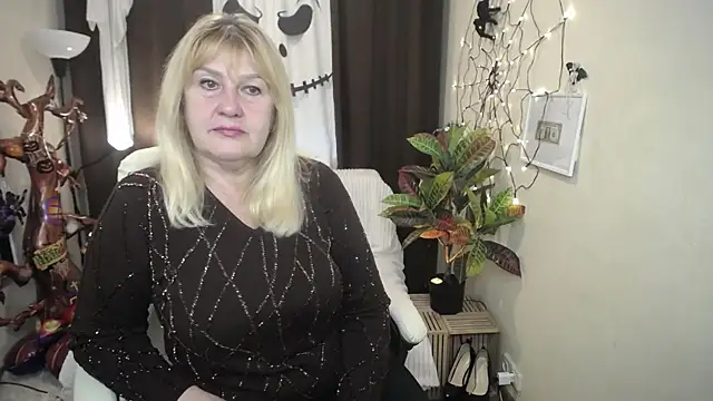 Snapshot of EmmaEllison chatting on October 14, 6:49 am EmmaEllison online show from October 14, 6:49 am