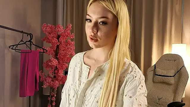 Snapshot of Flirty_lee chatting on October 8, 2:21 pm Flirty lee online show from October 8, 2:21 pm