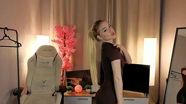 Snapshot of Flirty_lee chatting on October 24, 2:13 pm Flirty lee online show from October 24, 2:13 pm