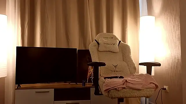 Snapshot of Flirty_lee chatting on September 21, 2:49 pm Flirty lee online show from September 21, 2:49 pm