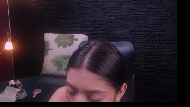 Lizzie Collin online show from October 7, 1:04 pm