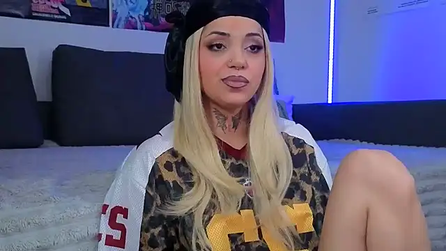 KiraQuinn1 online show from February 9, 7:05 pm