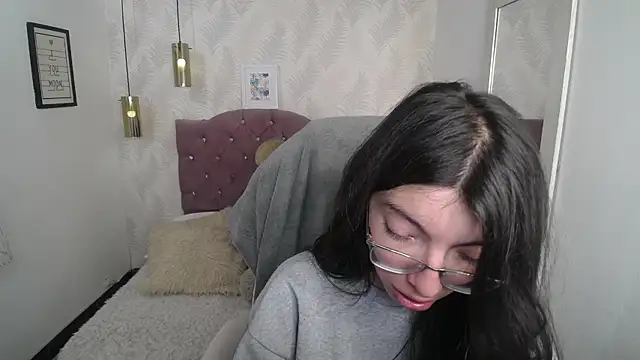 alllyson  online show from December 18, 8:24 pm