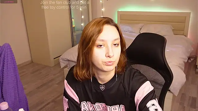 Snapshot of LilyannRosse chatting on October 31, 7:12 am LilyannRosse online show from October 31, 7:12 am