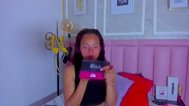 HoollyHendrix online show from February 23, 8:30 pm