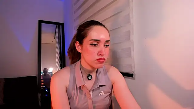 Snapshot of SarahCastillo_ chatting on October 7, 4:28 am SarahCastillo online show from October 7, 4:28 am