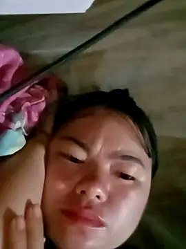 Snapshot of emly-xinh18 chatting on October 25, 1:57 am emly-xinh18 online show from October 25, 1:57 am