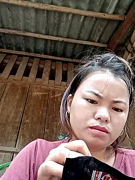 Snapshot of emly-xinh18 chatting on September 25, 1:37 am emly-xinh18 online show from September 25, 1:37 am